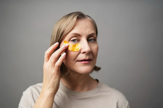 Zmarszczki pod oczami – jak się pozbyć? Ranking TOP 7 produktów