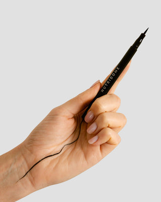 Eyeliner w pisaku z cienką i precyzyjną końcówką i naturalnym barwnikiem Nutridome
