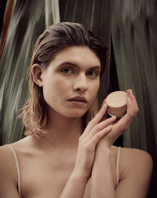 Naturalny sypki puder jęczmienny do twarzy utrwalający i matujący makijaż Paese