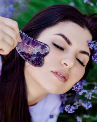 Płytka do masażu twarzy gua sha z ametystu kamienia harmonii i relaksu Crystallove_2