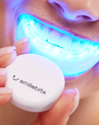 Zestaw do wybielania zębów z lampą LED i żelem wybielającym Light & Bright Smilebite