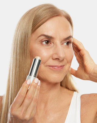 Rozświetlacz w sztyfcie z olejem rycynowym i masłem shea do cery dojrzałej 50+ Aggie 2 - 3