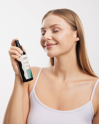 Nawilżający hydrolat z kwiatów gorzkiej pomarańczy do twarzy, włosów i ciała Mel Skin_3