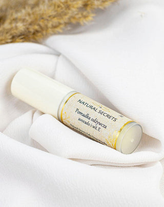 Odżywcza pomadka do ust z masłem shea regenerująca spierzchnięte wargi Natural Secrets - 2