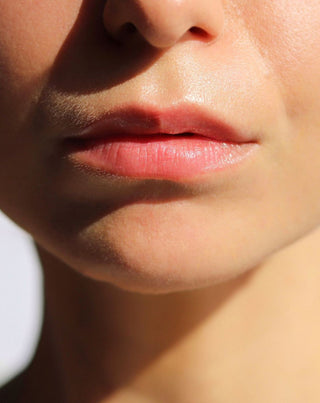 Truskawkowy balsam do ust podkreślający kolor warg i nadający blasku Auna - 3