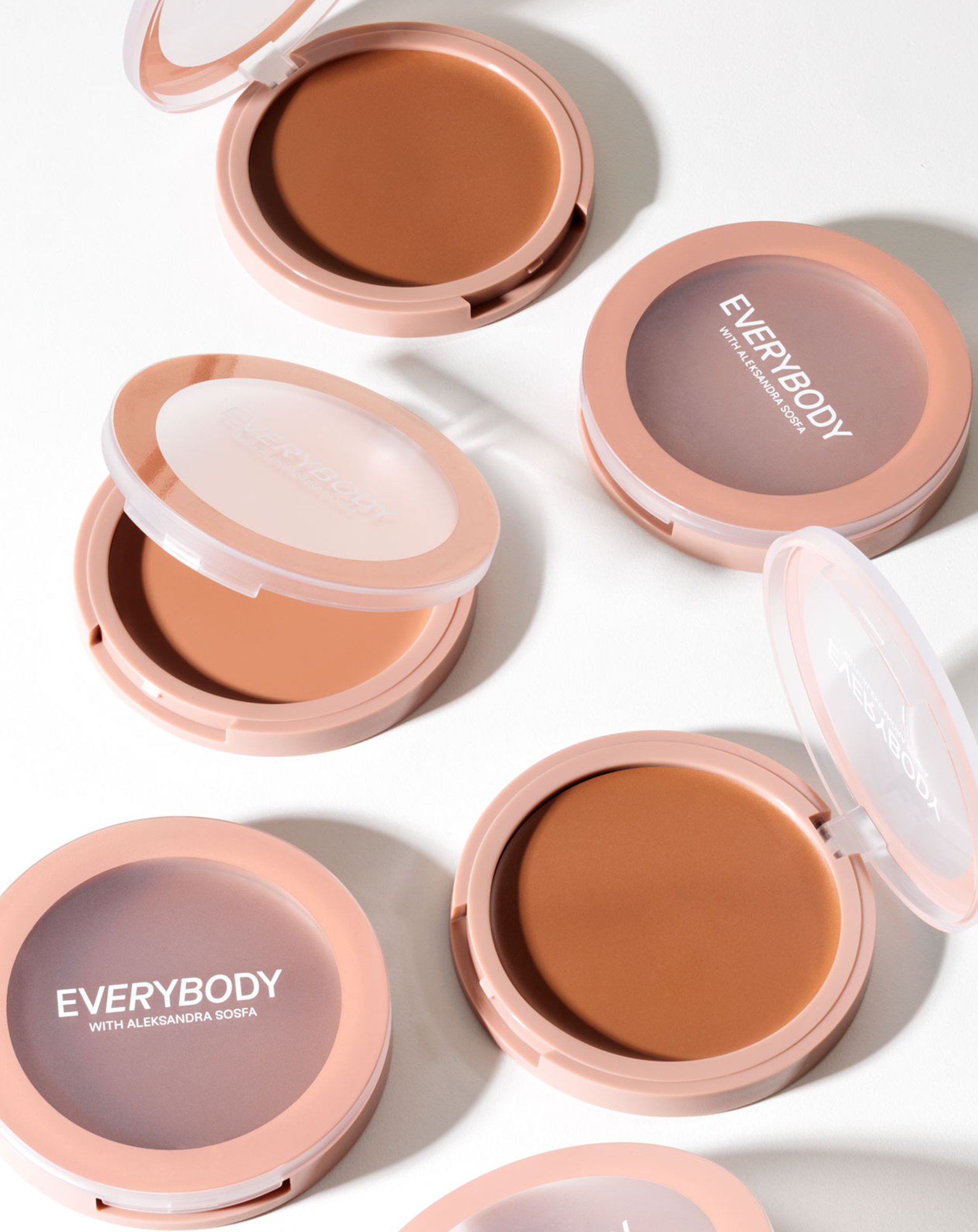 Kremowy bronzer do twarzy do różnych typów karnacji Everybody London - Light - 3