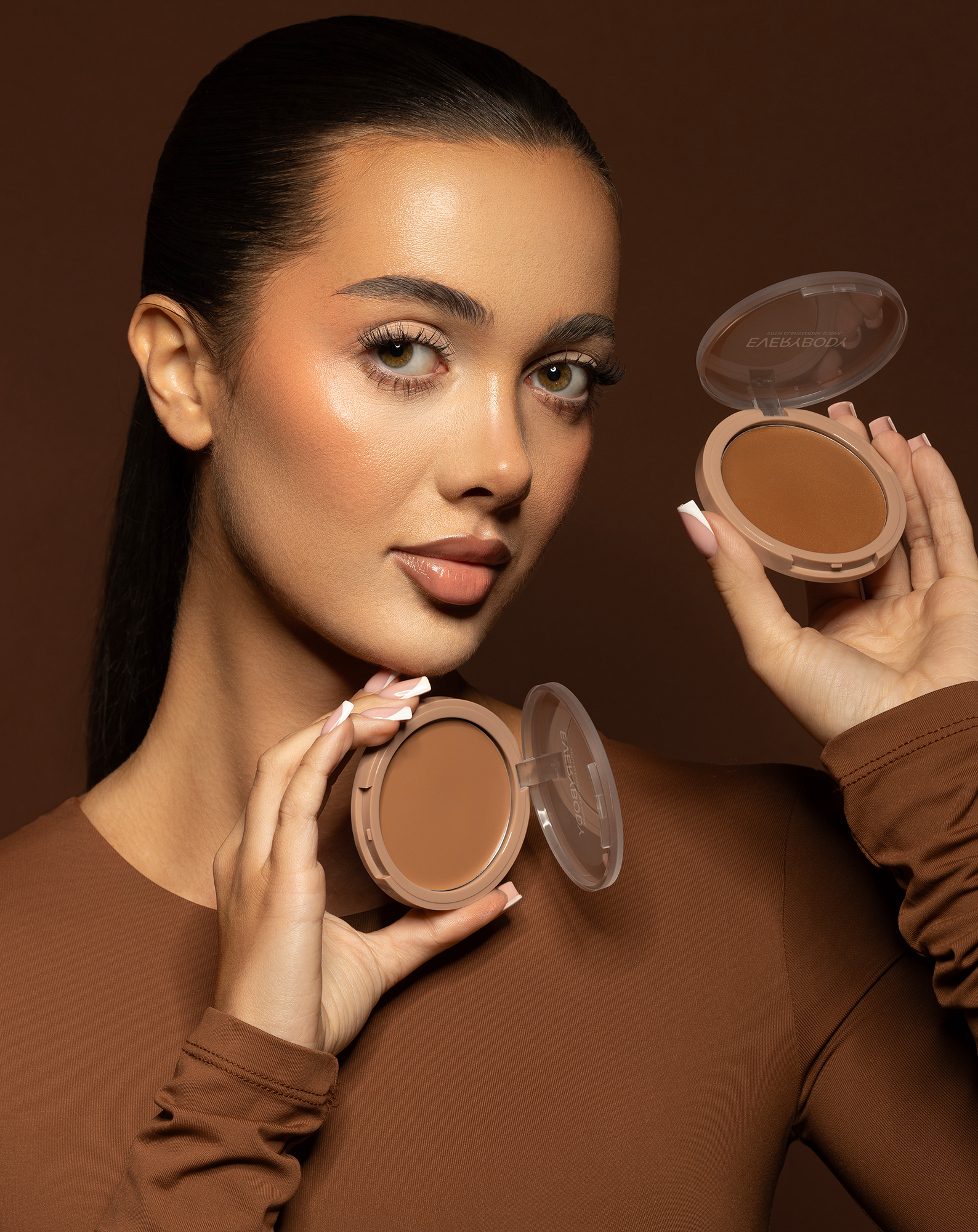 Kremowy bronzer do twarzy do różnych typów karnacji Everybody London - Light - 2