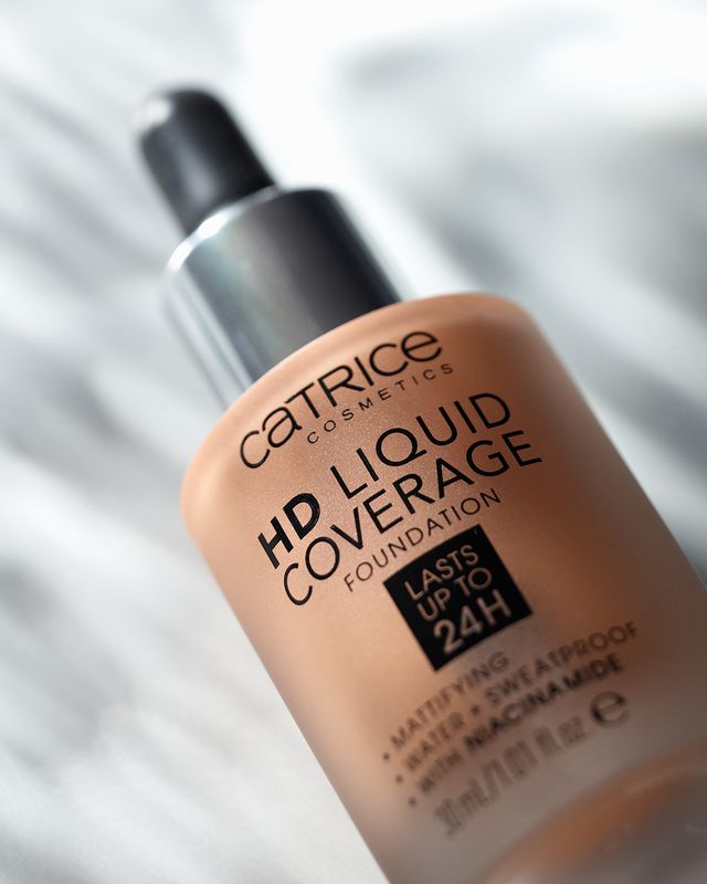 Kryjący podkład do twarzy HD Liquid Coverage utrzymujący się do 24h warm beige 040 Catrice - 3