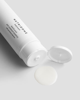 Przeciwłupieżowy szampon do włosów z piroktonem olaminy o działaniu nawilżającym Nutridome