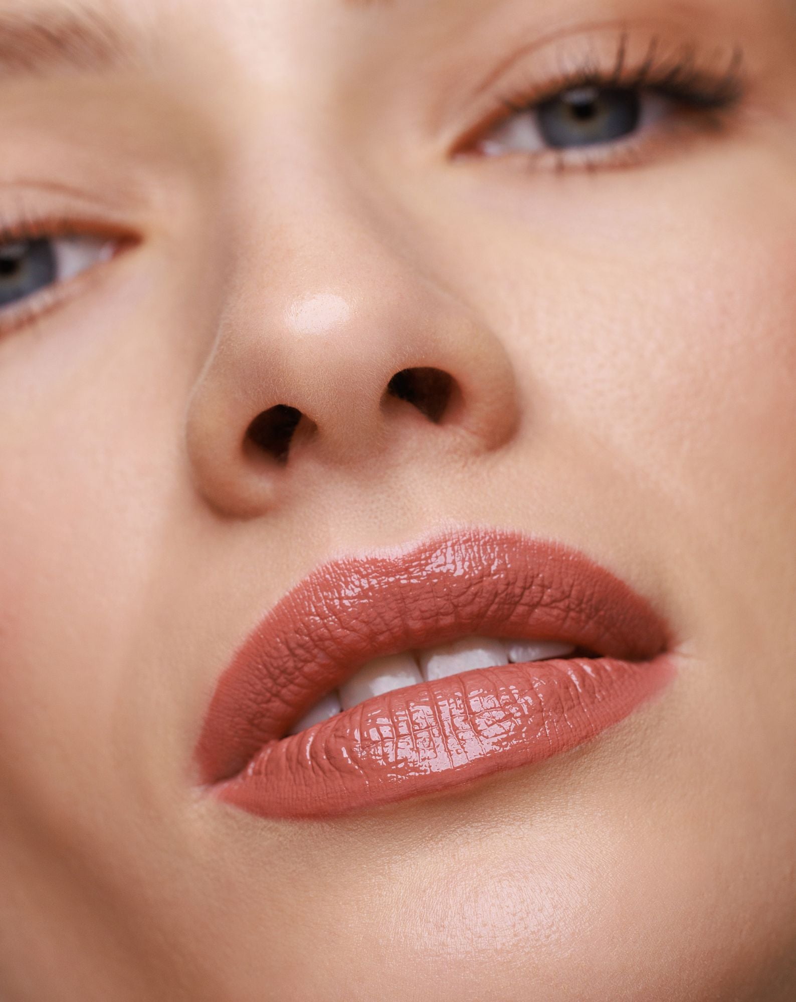 Kremowa pomadka uwydatniająca usta NUDElightful Paese - 406 rose nougat - 2